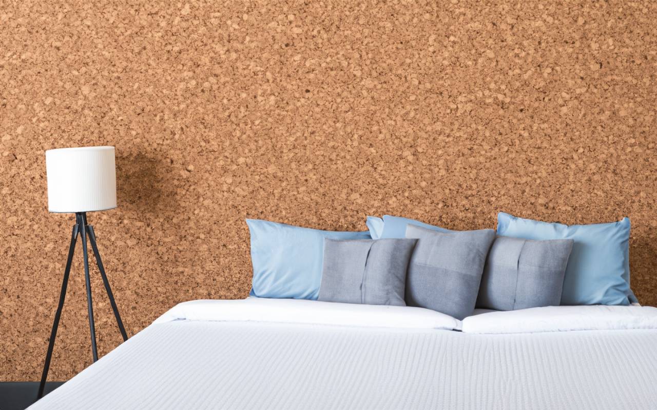 Korkwand wärmt kalte Außenwand / Quelle: kork-deko.at